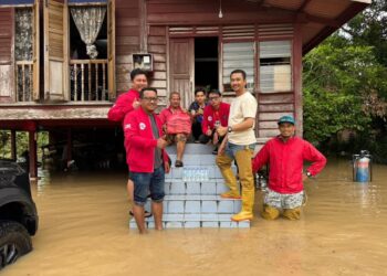 MOHD. Aizat Abdul Rahman (kiri) bersama
ahli jawatankuasa Pemuda UMNO Bahagian Arau mengagihkan makanan kepada mangsa banjir yang tidak berpindah di sekitar DUN Pauh.-UTUSAN