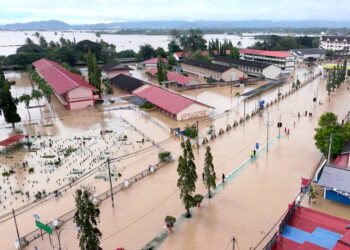 PEMANDANGAN dari udara keadaan banjir di Arau, Perlis semalam.-UTUSAN/SAIFUL NIZAM SUKUR