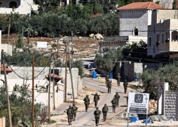 TENTERA Israel berkawal di Tubas, Tebing Barat semasa operasi ketenteraan besar-besaran sejak Rabu lalu. – AFP