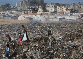 KANAK-KANAK Palestin mencari barangan di celah timbunan sampah berhampiran kem pelarian Bureij di tengah Gaza. – AFP