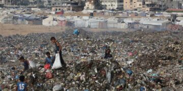KANAK-KANAK Palestin mencari barangan di celah timbunan sampah berhampiran kem pelarian Bureij di tengah Gaza. – AFP