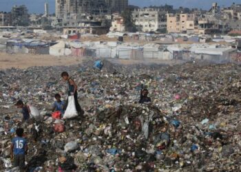 KANAK-KANAK Palestin mencari barangan di celah timbunan sampah berhampiran kem pelarian Bureij di tengah Gaza. – AFP