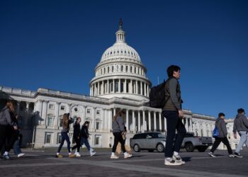 ORANG ramai berjalan di depan bangunan Capitol, sehari selepas kerajaan Persekutuan Amerika Syarikat dibuka selepas ditutup selama 43 hari. – AFP