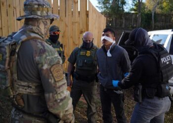 SEORANG individu ditahan oleh ejen Pengawal Sempadan AS di Charlotte, Carolina Utara, pada 19 November lalu.- AFP