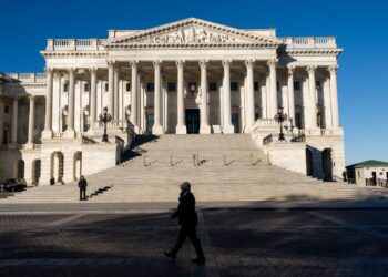 SEORANG lelaki berjalan berhampiran bahagian Senat di Bangunan Capitol AS di Washington, DC.- AFP