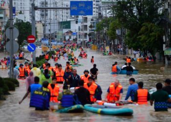 PENDUDUK meredah banjir di Nha Trang di wilayah pesisir pantai Khanh Hoa, Vietnam, Khamis lalu.- AFP