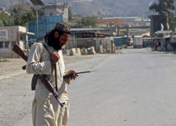SEORANG anggota keselamatan Taliban berkawal berhampiran lintasan sempadan Torkham yang ditutup antara Afghanistan dan Pakistan di wilayah Nangarhar.- AFP