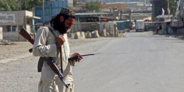 SEORANG anggota keselamatan Taliban berkawal berhampiran lintasan sempadan Torkham yang ditutup antara Afghanistan dan Pakistan di wilayah Nangarhar.- AFP