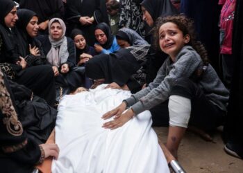 AHLI keluarga meratapi pemergian dua kanak-kanak yang terbunuh dalam serangan Israel pada Oktober lalu di Hospital Nasser, Khan Younis, di selatan Gaza.- AFP