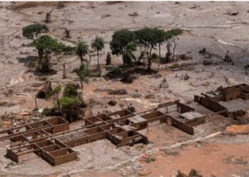 KEADAAN sebuah sekolah musnah sepenuhnya selepas empangan milik BHP pecah dalam kejadian pada 2015 di Mariana, Bazil. – AGENSI