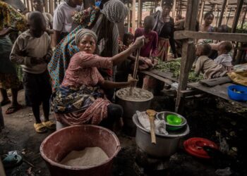 RAMAI penduduk timur Congo menghadapi kekurangan makanan dan kekurangan zat yang serius.- AFP