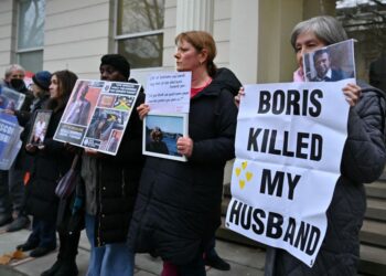 AHLI keluarga mangsa yang meninggal dunia akibat pandemik berkumpul di luar bangunan Siasatan Covid-19 UK di barat London, ketika bekas Perdana Menteri Britain, Boris Johnson memberikan keterangan pada 7 Disember 2023.- AFP