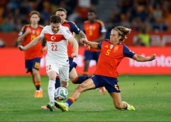 PEMAIN Sepanyol, Marcos Llorente cuba mengasak pemain Turkiye, Mustafa Eskihellac pada aksi Kelayakan Piala Dunia 2026-AFP