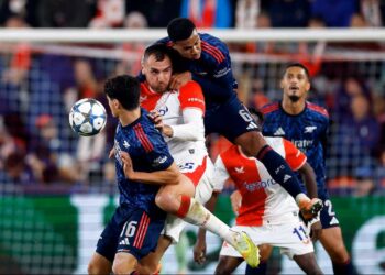 PEMAIN Pertahanan Arsenal, Gabriel Maghalles mengasak pemain Slavia Prague pada aksi Liga Juara-Juara Eropah awal pagi tadi-AFP