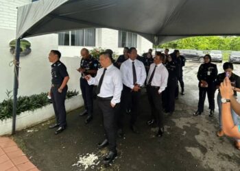 ANGGOTA Polis Diraja Malaysia (PDRM) IPK Kepayan beratur menunggu giliran mengundi PRN Sabah.