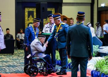 MOHD. Ali Mohd. Rustam menyempurnakan Majlis Istiadat Penganugerahan Bintang dan Pingat PPM 2025 yang diadakan di Ayer Keroh, Melaka.