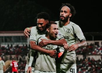 FAISAL Halim (depan) diraikan oleh rakan sepasukan selepas meledak gol kemenangan ketika menumpaskan Sabah FC 2-1 di Stadium Likas, kelmarin- IHSAN SFC