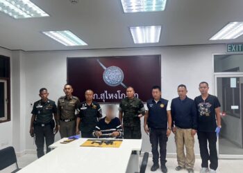 SUSPEK menyerah diri bersama pistol yang digunakan untuk menembak mangsa dalam kejadian di Kampung Bering, Sungai Golok, Thailand.