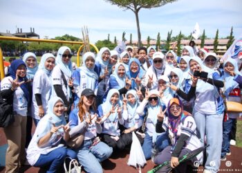 ISNARAISSAH Munirah Majilis bersama para penyokongnya ketika proses penamaan calon di Dewan Masyarakat Tun Said Keruak, Kota Belud, Sabah semalam. - GAMBAR MEDIA SOSIAL