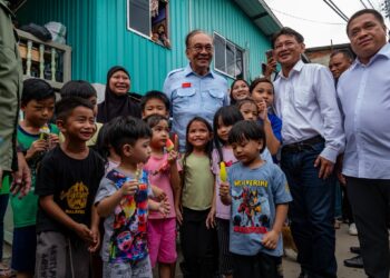 ANWAR Ibrahim semasa program Ziarah Kasih di Kampung Duvanson, Putatan dan melawat mangsa kebakaran di Kampung Petagas, Petagas, Sabah.-Pejabat Perdana Menteri.