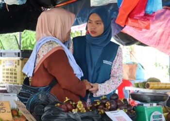 DAYANG Nor Syafiqah Abdul Hamid ketika beramah mesra dengan para peniaga.