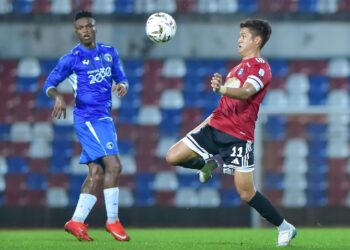 AKSI  Jafri Firdaus Chew (kanan) ketika Sabah berdepan Penang FC di Stadium Likas.