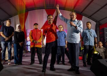 ANWAR Ibrahim bersama Ruji Ubi pada Program Ceramah Perdana di DUN Merotai Besar, Tawau.-FB ANWAR IBRAHIM