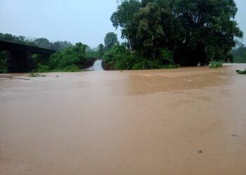 AIR Sungai Galas berhampiran Kampung Serian Batu 11, Gua Musang semakin naik dan sudah melimpahi tebing.-IHSAN PENDUDUK