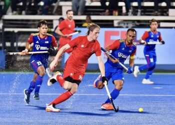 KAPTEN pasukan hoki kebangsaan, Marhan Jalil (dua dari kanan) mengekang pergerakan pemain Kanada dalam aksi kedua Piala Sultan Azlan Shah 2025 di Stadium Sultan Azlan Shah di Ipoh, Perak yang berkesudahan Speedy Tigers menang 3-2.- IHSAN KHM