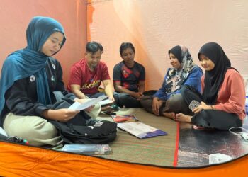 NURUL Izza Syamimi Azmi (kiri) yang menjadi mangsa banjir kekal fokus mengulang kaji pelajaran sebagai persediaan menghadapi SPM di PPS Dewan Warisan, Kangar, Perlis semalam.- UTUSAN/ASYRAF MUHAMMAD