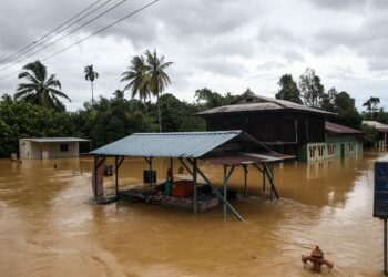 KEADAAN sebahagian rumah penduduk yang ditenggelami air dalam kejadian banjir di Kampung Malau, Jitra di Kubang Pasu. - UTUSAN/ SHAHIR NOORDIN