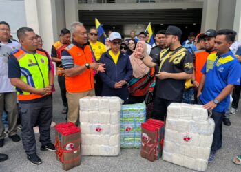 FATHUL Bari Mat Jahya (dua dari kanan) menyerahkan sumbangan untuk diagihkan pada Program Penyerahan Pelancaran Jentera Pasca Banjir di Kompleks Pejabat Setiausaha Kerajaan Negeri, Kangar, Perlis, hari ini. -UTUSAN/ASYRAF MUHAMMAD