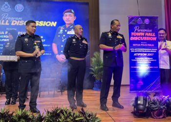 MUHAMMAD Abdul Halim (tiga dari kiri) membuat gimik pelancaran Program Town Hall Discussion Bersama Ketua Polis Perlis Tahun 2025 di Dewan Bankuet, Pejabat Setiausaha Kerajaan Negeri, Kangar, Perlis, hari ini. -UTUSAN/ASYRAF MUHAMMAD