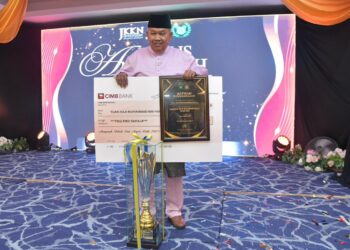 MUHAMMAD Harun, 71, yang merupakan penulis
buku cerita kanak-kanak dinobatkan sebagai penerima Anugerah Tokoh Seni Perlis 2025 dalam satu majlis di Kangar, Perlis semalam.-UTUSAN/IZLIZAN OTHMAN