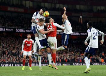 PEMAIN Arsenal, Mikel Merino diasak pemain Tottenham Hotspurs pada aksi Liga Perdana  Inggeris awal pagi tadi-AFP