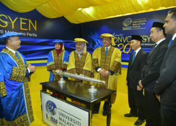 ZALIMAN Sauli (kiri) menyambut keberangkatan Tuanku Syed Faizuddin Putra Jamalullail (empat dari kiri) dan Tuanku Lailatul Shahreen Akashah Khalil (tiga dari kiri) pada Istiadat Konvokesyen ke-20 Unimap di Dewan Tuanku Canselor, Pauh Putra, Arau, Perlis hari ini. -UTUSAN/IZLIZAN OTHMAN