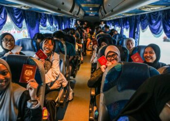 PELAJAR UUM berada di Hat Yai bagi mengikuti Thai-MYS Cultural Exchange Programme 2025 sebelum terkandas banjir sejak Jumaat lalu dan kini tiba tanah air melalui Kompleks ICQS Bukit Kayu Hitam, Kubang Pasu. - UTUSAN/ SHAHIR NOORDIN