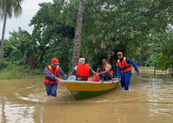 ANGGOTA Angkatan Pertahanan Awam Malaysia (APM) mengeluarkan penduduk yang terperangkap banjir di rumah mereka di Alor Setar.