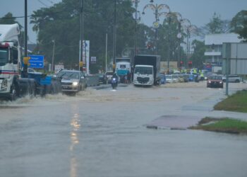 KEBANYAKKAN jalan masih ditutup ekoran air semakin meningkat di Arau, Perlis hari ini.-UTUSAN/IZLIZAN OTHMAN