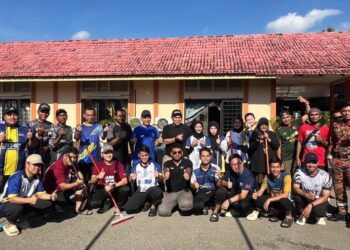 ZALIMAN Sauli (berdiri, enam dari kiri) bergambar bersama sukarelawan Unimap selepas membantu membersihkan pejabat PWP dan Mubarak yang terkesan banjir di Jalan Penjara, Kangar, Perlis hari ini.-UTUSAN.ASYRAF MUHAMMAD