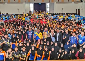 TUANKU Syed Faizuddin Putra Jamalullail (tengah) berkenan bergambar bersama pelajar-pelajar pada Program DTP LeADS: Rise to Success SPM 2025 di Dewan Serbaguna Jabatan Pendidikan negeri, Kangar, Perlis. -UTUSAN