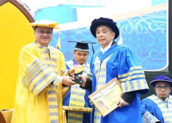 WAN Ariff Wan Hamzah menerima Anugerah Tokoh Sepanjang Hayat yang disampaikan oleh Tuanku Syed Faizuddin Putra Jamalullail bersempena Istiadat Konvokesyen Kali Ke-8 Universiti Islam Antarabangsa Tuanku Syed Sirajuddin (UniSIRAJ) di Dewan 2020, Kangar Perlis hari ini.-UTUSAN
