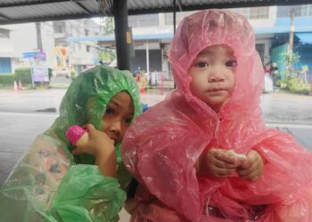 WAN Nur Asyikin Wan A'zemim berkongsi gambar dua anaknya, Ifti Liyanna Khairul Anwar dan Nadhif Alfian ketika meredah banjir di Hat Yai, Thailand.