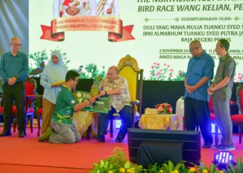 TUANKU Syed Sirajuddin Jamalullail berkenan menyampaikan hadiah kepada pemenang sempena Majlis Perasmian Penutup The Northernmost International Bird Race Wang Kelian 2025 di Dataran Arked Niaga Wang Kelian, Padang Besar, Perlis, hari ini. -UTUSAN/IZLIZAN OTHMAN