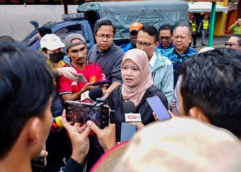FADHLINA Sidek dalam sidang akhbar selepas
meninjau pusat pemindahan sementara (PPS) di Sekolah Kebangsaan (SK) Changkat Jawi, Arau, Perlis hari ini.-UTUSAN