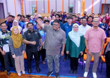 AB. RAUF Yusoh bergambar bersama peserta selepas merasmikan Program Rakan Muda Rakan Demokrasi Undi Orang Muda/Simulasi Pilihan Raya peringkat Daerah Alor Gajah di Kompleks Rakan Muda Alor Gajah hari ini. - UTUSAN/AMRAN MULUP