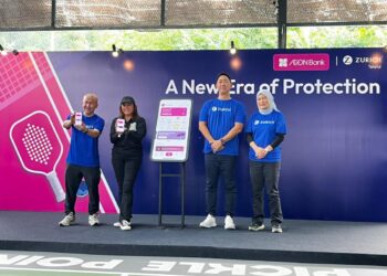 RAJA Datin Paduka Teh Maimunah Raja Abdul Aziz (dua kiri) dan Junior Cho (dua dari kanan) melancarkan perlindungan insurans antara AEON Bank dan Zurich Takaful di sini hari ini.