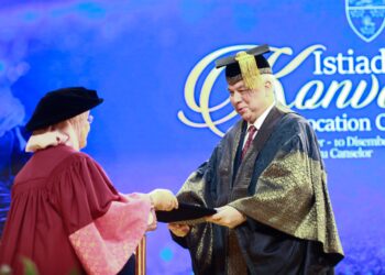 SULTAN Nazrin Shah berkenan mengurniakan Ijazah Kehormat Doktor Undang-undang kepada Tengku Maimun Tuan Mat pada Istiadat Konvokesyen Ke-65 UM di Kuala Lumpur, semalam. – MINGGUAN/AFIQ RAZALI