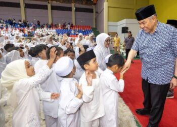 AHMAD Zahid Hamidi bersalaman dengan peserta Program Khatam Perdana Pra Tahfiz Tabika Kemas Peringkat Negeri Sabah dan Program Sentuhan Desa Kemas 2025 di Kompleks Sukan Tawau, Sabah.