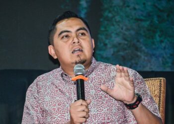 MUHAMAD Akmal Saleh, sewaktu berucap dalam forum Reformasi Sistem Pendidikan Pada Zaman Kecerdasan Buatan (AI) dan Pemerkasaan Institusi Guru di sini hari ini. -UTUSAN/ SYAKIR RADIN